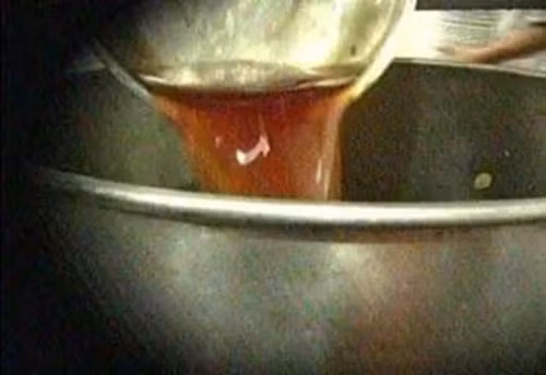 "Dầu nước bọt" là một thuật ngữ không mấy xa lạ trong ngành ẩm thực Trung Quốc, dùng để chỉ loại dầu được thu hồi từ thức ăn thừa và cặn bã sau khi khách ăn xong. Loại dầu này chứa đựng vô số vi khuẩn, virus và các chất độc hại từ nước bọt và thức ăn thừa của người dùng.