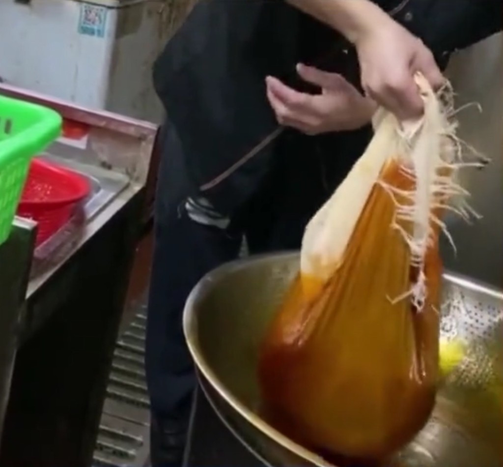 Tại đây, sau quá trình kiểm tra kỹ lưỡng khu vực bếp, các nhân viên chức năng đã phát hiện một thùng nhựa chứa đầy chất lỏng màu mỡ, nghi là dầu ăn bẩn đã qua sử dụng. Đáng chú ý, trên miệng thùng còn đặt một chiếc muôi thủng, thường được dùng để lọc cặn.