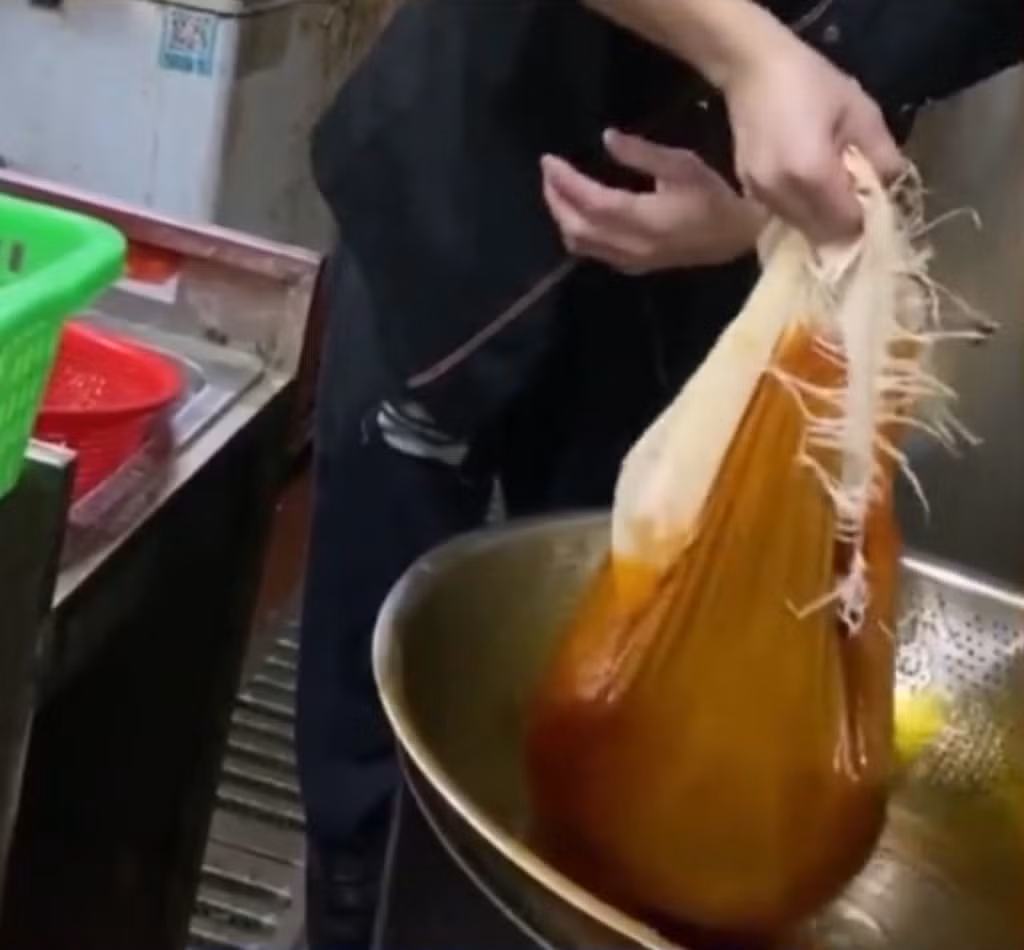 Tại đây, sau quá trình kiểm tra kỹ lưỡng khu vực bếp, các nhân viên chức năng đã phát hiện một thùng nhựa chứa đầy chất lỏng màu mỡ, nghi là dầu ăn bẩn đã qua sử dụng. Đáng chú ý, trên miệng thùng còn đặt một chiếc muôi thủng, thường được dùng để lọc cặn.