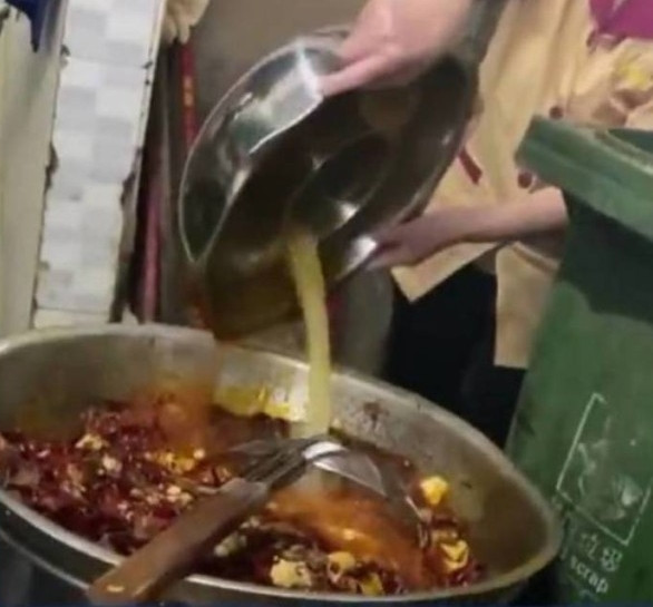 Qua quá trình điều tra sâu hơn, cơ quan chức năng đã thu thập được bằng chứng cho thấy quán lẩu này đã thực hiện hành vi tái chế "dầu nước bọt" từ tháng 10/2023. Theo đó, quản lý quán đã chỉ đạo bếp trưởng thu gom dầu ăn thừa từ các nồi lẩu mà khách đã sử dụng, sau đó tiến hành xử lý và pha trộn với dầu mới để tiếp tục phục vụ khách hàng khác.