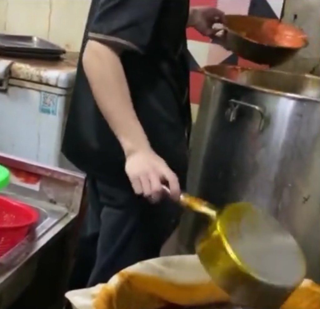 Cụ thể, Cục Giám sát Thị trường quận Thuận Khánh, thành phố Nam Sung, đã nhận được thông tin phản ánh về hành vi đáng ngờ của một quán lẩu trên địa bàn. Ngay lập tức, một đội ngũ thanh tra đã được cử đến quán lẩu để xác minh thông tin.