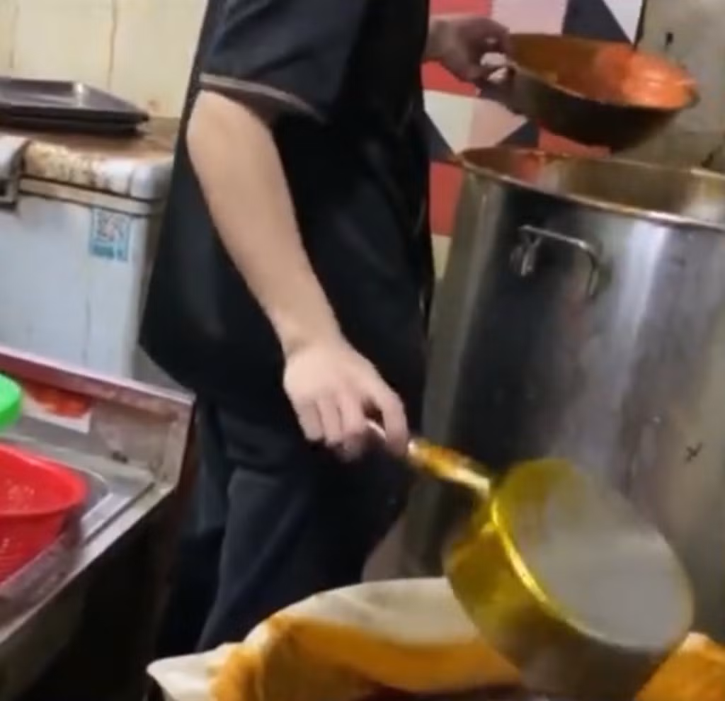 Cụ thể, Cục Giám sát Thị trường quận Thuận Khánh, thành phố Nam Sung, đã nhận được thông tin phản ánh về hành vi đáng ngờ của một quán lẩu trên địa bàn. Ngay lập tức, một đội ngũ thanh tra đã được cử đến quán lẩu để xác minh thông tin.