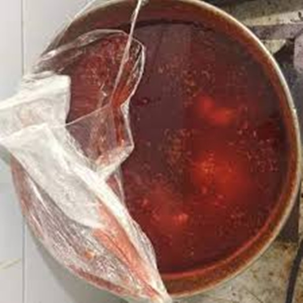 Khi được hỏi về nguồn gốc và mục đích của số dầu này, các nhân viên của quán lẩu tỏ ra lúng túng, không thể xuất trình bất kỳ giấy tờ chứng minh nguồn gốc hợp pháp hay giấy phép kinh doanh liên quan. Sự thiếu minh bạch này càng củng cố thêm nghi ngờ về hành vi vi phạm.