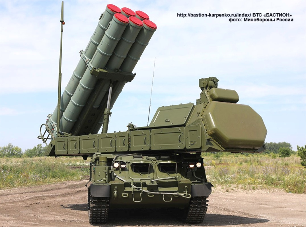 Một điểm mạnh của Buk-M3 là tính cơ động. Hệ thống này được lắp đặt trên khung gầm bánh xích, cho phép di chuyển trên nhiều loại địa hình phức tạp. Tính cơ động cao giúp hệ thống dễ dàng tái định vị, cung cấp vùng bảo vệ linh hoạt và khó bị đối phương phát hiện, tấn công.