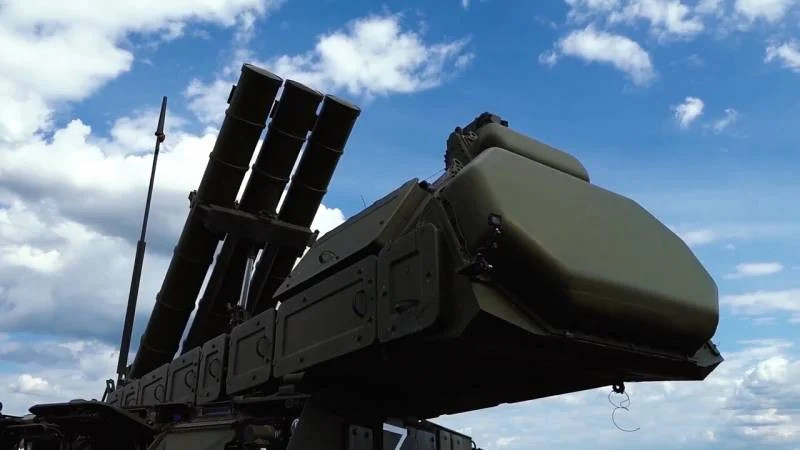 Radar đa chức năng của Buk-M3 có thể theo dõi đồng thời hơn 100 mục tiêu trên không, bao gồm cả các mục tiêu có diện tích phản xạ radar (RCS) thấp như máy bay tàng hình. Hệ thống radar mảng pha nâng cấp, phát triển từ các chương trình S-400 và S-500, giúp Buk-M3 phát hiện và theo dõi hiệu quả các máy bay như F-35 và F-22.