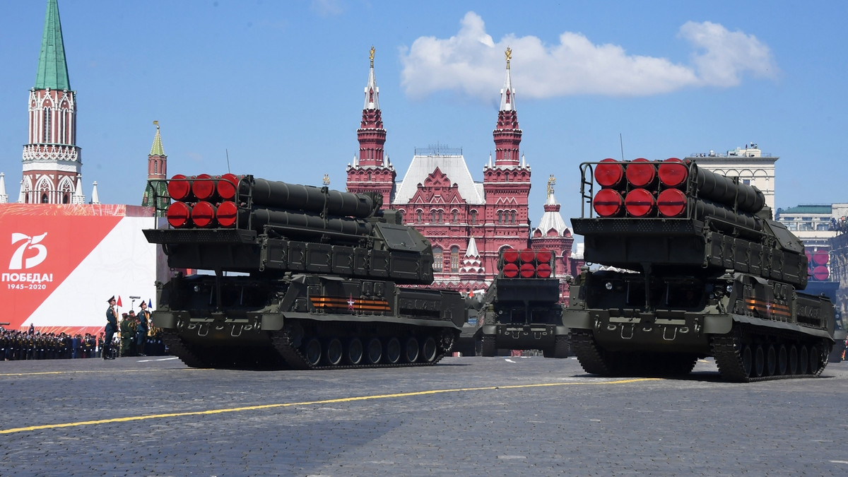 Buk-M3 được cho là có khả năng đặc biệt trong việc phát hiện và tiêu diệt máy bay tàng hình, vốn dựa vào công nghệ RCS thấp và chiến tranh điện tử để né tránh radar. Sự kết hợp giữa radar đa băng tần và các hệ thống theo dõi mạng lưới của Buk-M3 giúp làm giảm đáng kể ưu thế của các thiết kế tàng hình phương Tây.