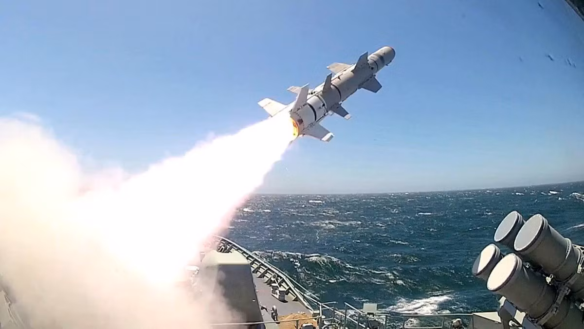 Trên thực tế, Harpoon lần đầu tiên xuất hiện trong Chiến tranh Iran-Iraq, nơi tên lửa được sử dụng trong nhiều cuộc giao tranh khác nhau. Điều thú vị là tên lửa Harpoon được Iran sử dụng để chống lại các mục tiêu của Iraq, trong khi Iraq được Mỹ hỗ trợ.