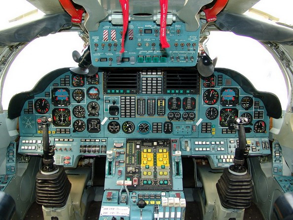 Buồng lái kỹ thuật số, hệ thống định vị GLONASS và radar NV-70M nâng cao khả năng tác chiến và nhận thức tình huống cho Tu-160M. Ảnh: Machtres.