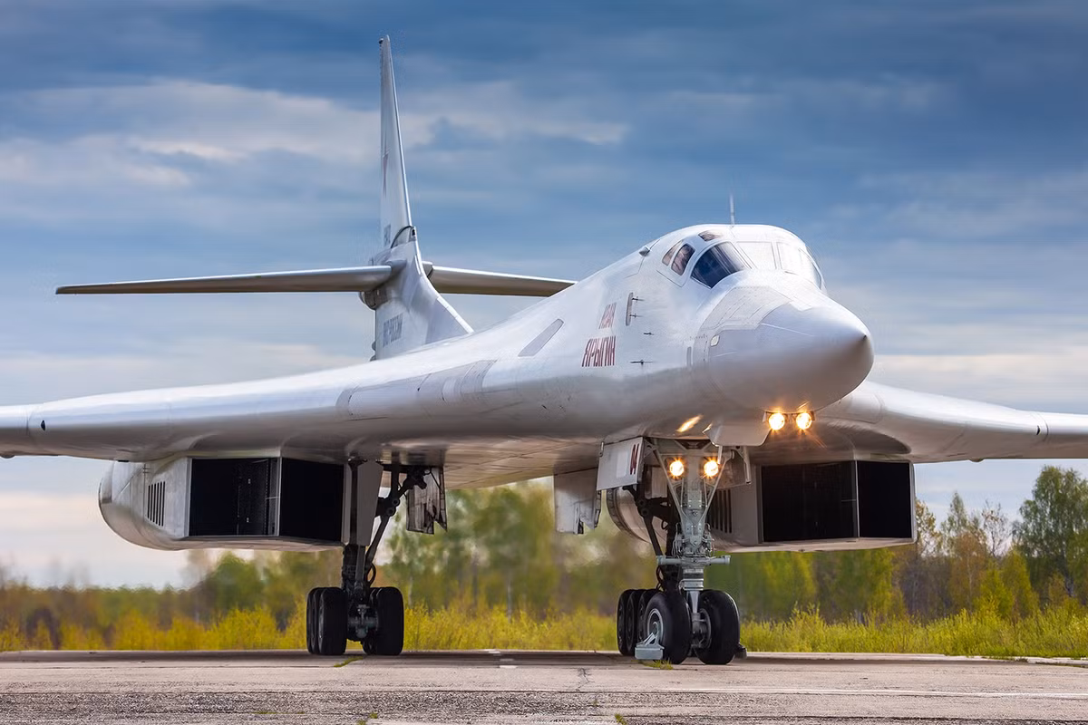 Phiên bản Tu-160M được trang bị hệ thống điện tử hàng không thế hệ mới, vũ khí tối tân và động cơ cải tiến, tối ưu hóa hiệu suất trong các nhiệm vụ tầm xa. Ảnh: Wikipedia Commons.
