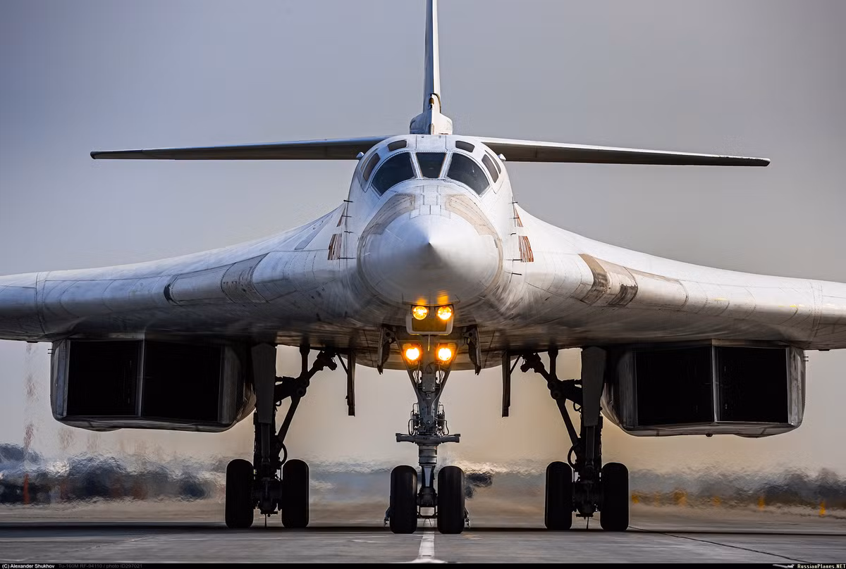 Với công nghệ hiện đại và khả năng vượt trội, Tu-160M đặt nền móng cho các máy bay ném bom chiến lược của thế kỷ mới. Ảnh: Scramble.