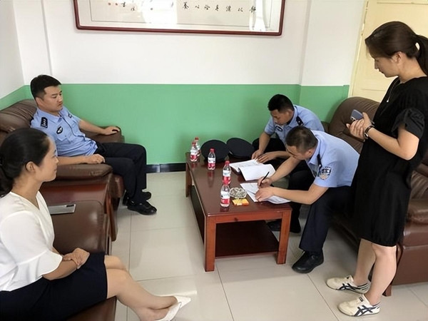 Ban đầu, Trần Kiến Quốc dụ dỗ Tiểu Hoa bằng số tiền nhỏ, chỉ 100 tệ (khoảng 350.000 đồng) để thực hiện những hành vi đồi bại. Cô gái trẻ với sự ngây thơ và thiếu hiểu biết đã không dám chống cự và không dám nói với ai về chuyện này. Những lần bị lạm dụng tình dục sau đó chỉ khiến Tiểu Hoa thêm phần sợ hãi và nhẫn nhịn, không muốn gây phiền lòng cha mẹ hay bị bạn bè khinh thường.