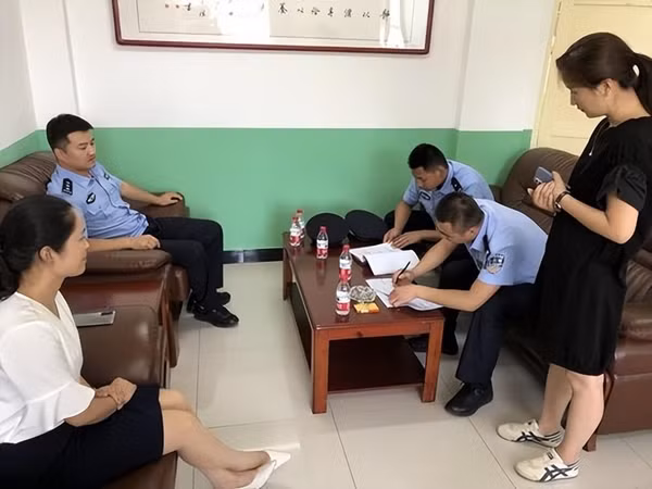 Ban đầu, Trần Kiến Quốc dụ dỗ Tiểu Hoa bằng số tiền nhỏ, chỉ 100 tệ (khoảng 350.000 đồng) để thực hiện những hành vi đồi bại. Cô gái trẻ với sự ngây thơ và thiếu hiểu biết đã không dám chống cự và không dám nói với ai về chuyện này. Những lần bị lạm dụng tình dục sau đó chỉ khiến Tiểu Hoa thêm phần sợ hãi và nhẫn nhịn, không muốn gây phiền lòng cha mẹ hay bị bạn bè khinh thường.