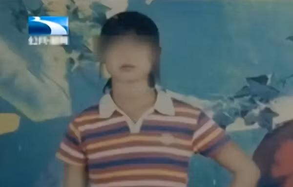 Bi kịch lên đến đỉnh điểm khi Tiểu Hoa phát hiện mình mang thai. Hoảng sợ và không biết làm gì, cô cầu cứu Trần Kiến Quốc, mong hắn có thể giúp giải quyết tình huống. Tuy nhiên, thay vì chịu trách nhiệm, Trần Kiến Quốc quyết định diệt khẩu để che đậy tội lỗi. Ngày 21/8/2012, Trần Kiến Quốc đã lừa Tiểu Hoa rằng hắn sẽ đưa cô đi khám bác sĩ nhưng thay vào đó, hắn dẫn cô đến một nơi vắng vẻ và siết cổ cô đến chết.