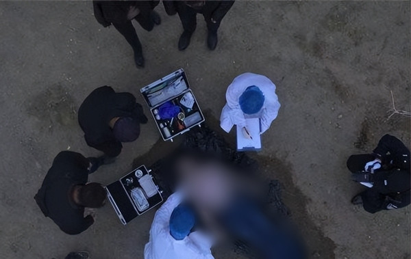 Cảnh sát ngay lập tức vào cuộc và quá trình điều tra phát hiện ra nhiều sự thật kinh hoàng. Trước khi mất tích, Tiểu Hoa đã phải chịu đựng sự lạm dụng tình dục kéo dài từ người hàng xóm Trần Kiến Quốc (45 tuổi). Trần Kiến Quốc thường xuyên qua lại giúp đỡ gia đình Tiểu Hoa khi cha mẹ cô vắng nhà, gã đã lợi dụng sự cô đơn và thiếu vắng giám sát của gia đình để tiếp cận Tiểu Hoa.