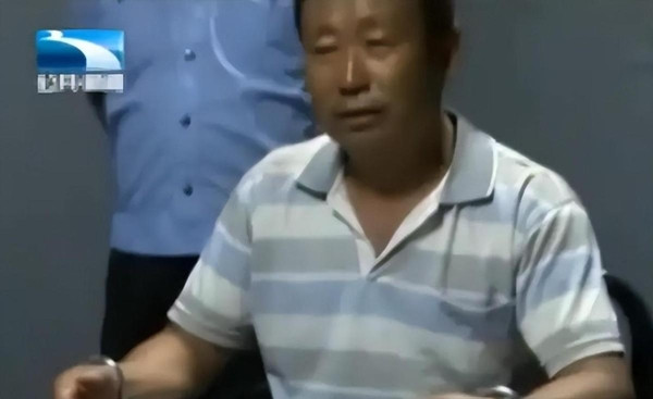 Trong ảnh là Trần Kiến Quốc khi bị thẩm vấn về lý do ra tay sát hại Trịnh Tiểu Hoa.