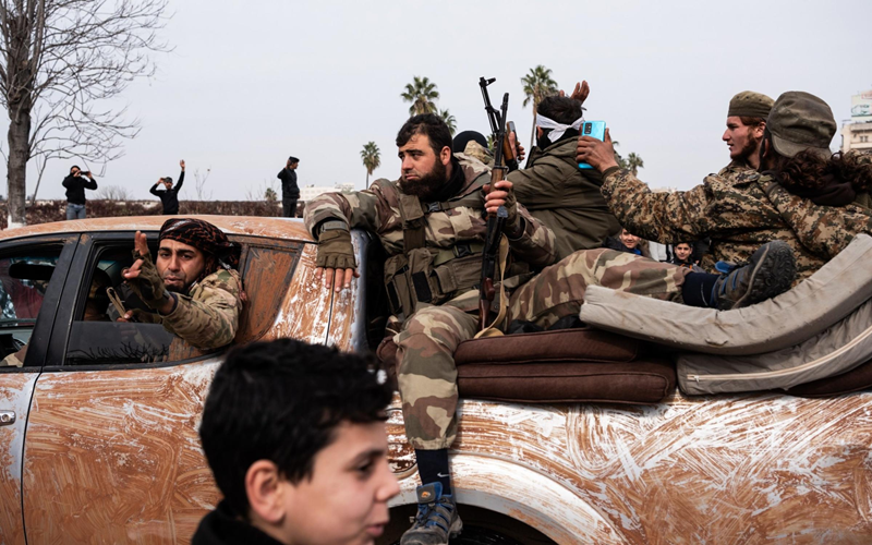 Giữa lúc có tin đồn rằn ôngg Assad đã rời thủ đô, Thủ tướng Syria, Ghazi al-Jalali, cho biết ông đang ở nhà và không có ý định rời đi “trừ khi bằng một cách hòa bình, đảm bảo sự tiếp tục hoạt động của các cơ quan công quyền và cơ sở nhà nước, đồng thời thúc đẩy an ninh và sự an tâm cho người dân của chúng ta”. Ông nói rằng chính phủ sẵn sàng hợp tác với “bất kỳ lãnh đạo nào được người dân Syria lựa chọn". Ảnh: Anadolu.