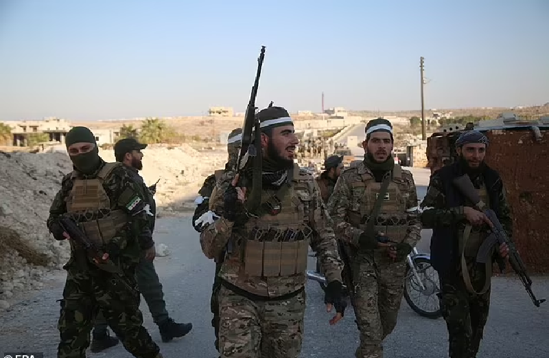 Bộ Chỉ huy chung của HTS cho biết họ cũng đã giải phóng những người bị giam giữ tại nhà tù Sednaya. Trước đó Chính phủ Syria đã giam giữ hàng ngàn người tại nhà tù quân sự này ở ngoại ô Damascus, theo Reuters. Ảnh: EPA.