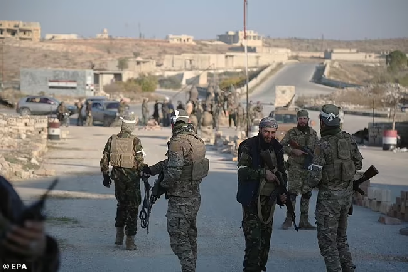 “Chúng tôi thông báo đến người dân Syria tin tức về việc giải phóng các tù nhân của chúng ta và phá vỡ xiềng xích của họ, tuyên bố chấm dứt thời kỳ áp bức tại nhà tù Sednaya”, ông Abdul-Ghani cho biết. Ảnh: EPA.