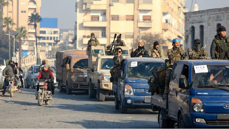 “Chúng tôi tuyên bố thành phố Damascus đã được giải phóng khỏi Bashar al-Assad,” Hassan Abdul-Ghani, chỉ huy cấp cao của nhóm vũ trang Hayat Tahrir al-Sham (HTS), nói trong một bài đăng trên WhatsApp. “Gửi đến những người tị nạn trên khắp thế giới, Syria tự do đang chờ đón các bạn”. Ảnh: Reuters.