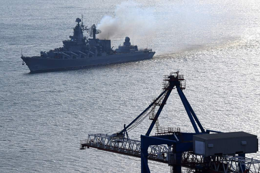 Với những thành quả đã đạt được, Hạm đội Biển Đen không chỉ cải thiện khả năng phòng thủ mà còn có thể tính đến các chiến dịch tấn công. Tương lai, có thể sẽ chứng kiến các cuộc tấn công vào các căn cứ sản xuất tàu không người lái của Ukraine, cắt đứt các tuyến giao thông biển, góp phần cô lập Ukraine về mặt hàng hải. (Nguồn ảnh: Izvestia, Ria Novosti, Tass, Wikipedia, Bộ Quốc phòng Nga, Bộ Quốc phòng Ukraine).