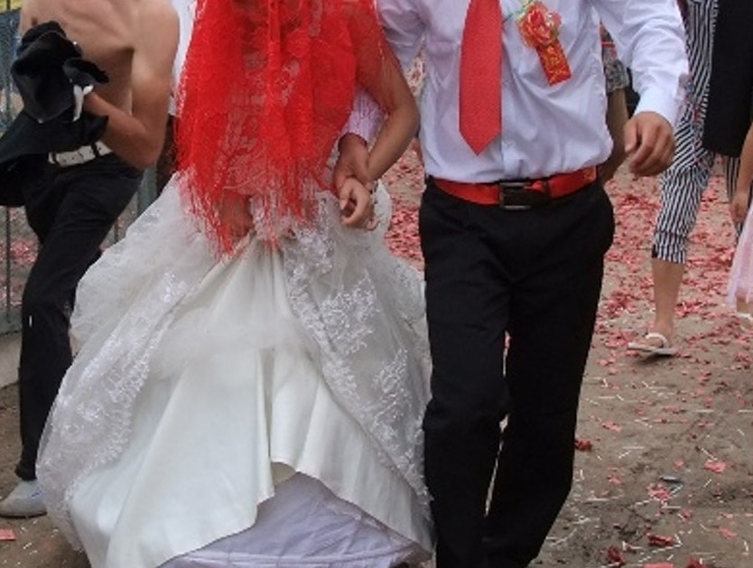 Theo truyền thông địa phương, Tôn Dương từ nhỏ tính cách hướng nội, không giỏi giao tiếp, đặc biệt là khi đối diện với con gái, mặt anh đỏ như quả táo chín. Đã gần 30 tuổi mà Tôn Dương vẫn còn độc thân, chưa từng hẹn hò. Mỗi khi cha mẹ thúc giục anh tìm bạn gái, Tôn Dương đều nói: "Vội gì, duyên đến rồi sẽ tự nhiên đến thôi, khi nào gặp được người phù hợp, con sẽ đưa về cho ba mẹ gặp".