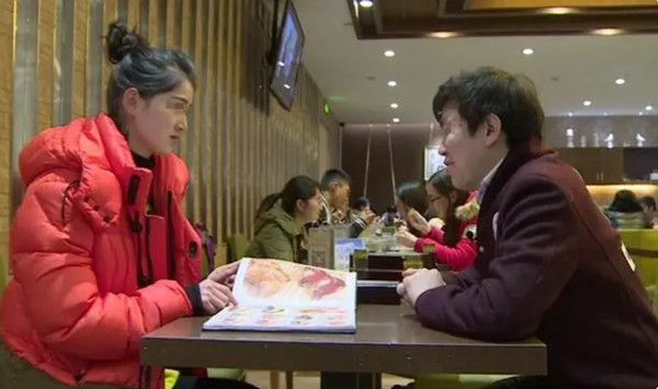 Biết rõ tính tình của con, qua nhiều lần mai mối thất bại, cha mẹ Tôn Dương không dám trông mong vào việc Tôn Dương tự tìm vợ nữa. Vậy nên họ lại nhờ người mai mối giúp con. Trong những lần gặp mặt do cha mẹ sắp xếp, Tôn Dương đã gặp Chu Tinh Nguyệt, 25 tuổi. Hai người tính cách trái ngược: một người ít nói, hướng nội, còn một người thì mạnh mẽ, kiểm soát cao. Chính sự trái ngược đó đã khiến họ chú ý đến nhau mà chủ yếu là Chu Tinh Nguyệt thấy Tôn Dương dễ sai khiến, biết nghe lời.