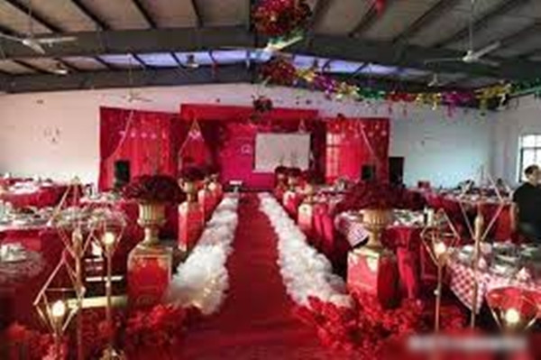 Chu Tinh Nguyệt là con gái được nuông chiều từ nhỏ, được cha mẹ yêu chiều đến mức bướng bỉnh, không chấp nhận ai làm trái ý mình. Cũng chính vì tính cách này mà nhiều mối tình của cô đều kết thúc trong bế tắc. Bạn trai đều cảm thấy Chu Tinh Nguyệt quá kiểm soát. Thậm chí, có lần cô còn tranh giành bạn trai của bạn thân chỉ vì thấy bạn sống hạnh phúc hơn mình. Cô đã thành công giành được bạn trai của bạn, khiến bạn thân rơi vào trầm cảm.