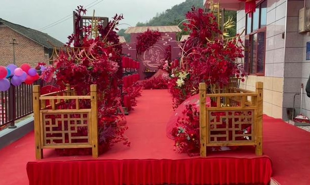 Chu Tinh Nguyệt ngay lập tức thể hiện sự khó chịu, nhưng nhờ MC kịp thời giải vây, lễ cưới tiếp tục diễn ra. Sau khi buổi lễ kết thúc, Chu Tinh Nguyệt lập tức trách mắng Tôn Dương. Nhìn thấy dáng vẻ lúng túng của chồng, Chu Tinh Nguyệt càng tức giận hơn và quyết định sẽ "dạy dỗ" Tôn Dương sau khi mọi việc kết thúc.