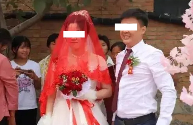 Dù tính cách khác biệt, nhưng hai người có một số điểm chung, đều làm việc tại doanh nghiệp nhà nước và thu nhập ổn định. Sau khi gặp nhau tại buổi mai mối, hai bên gia đình đã nhanh chóng bàn bạc về đám cưới. Dù chỉ mới quen nhau một tháng, họ đã quyết định kết hôn chóng vánh. Trong khoảng thời gian này, họ hầu như không có thời gian gặp riêng để tìm hiểu nhau, chỉ tập trung vào việc chuẩn bị đám cưới.