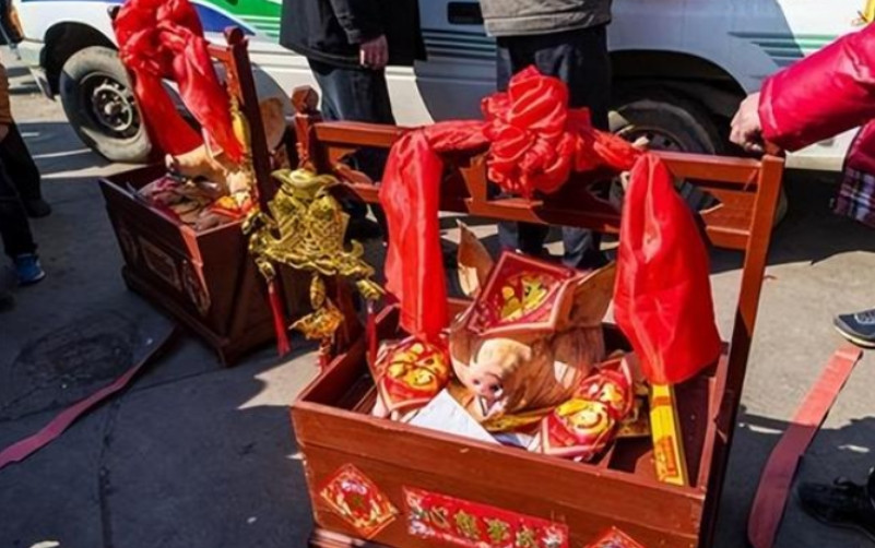 Ngày cưới của hai người đã đến. Tối hôm trước, vì quá lo lắng về việc có thể làm hỏng lễ cưới, Tôn Dương không thể ngủ được. Ngày cưới, hai vợ chồng đều rất vui. So với Tôn Dương bối rối không yên, Chu Tinh Nguyệt lại tỏ ra tự tin và thu hút hơn. Nửa đầu buổi lễ diễn ra khá suôn sẻ, với không khí vui vẻ và hân hoan. Tuy nhiên, đến phần tuyên thệ, do quá hồi hộp, Tôn Dương đã quên mất lời tuyên thệ mà anh đã thuộc lòng từ trước. Trong khi Chu Tinh Nguyệt nói rất lưu loát, Tôn Dương chỉ biết lắp bắp, mặt đỏ lên vì xấu hổ, không nói được câu nào hoàn chỉnh.