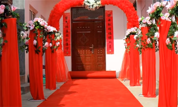 Vào ngày cưới của Tôn Dương và cô dâu Chu Tinh Nguyệt, người Sơn Đông, Trung Quốc, nhà họ Tôn chật kín khách mời, ai nấy đều chân thành chúc phúc cho cặp đôi mới cưới. Không ai ngờ buổi tối hôm ấy, đêm tân hôn động phòng, lẽ ra là sự khởi đầu của một cuộc sống mới lại trở thành bi kịch. (Ảnh: Sohu, Toutiao)