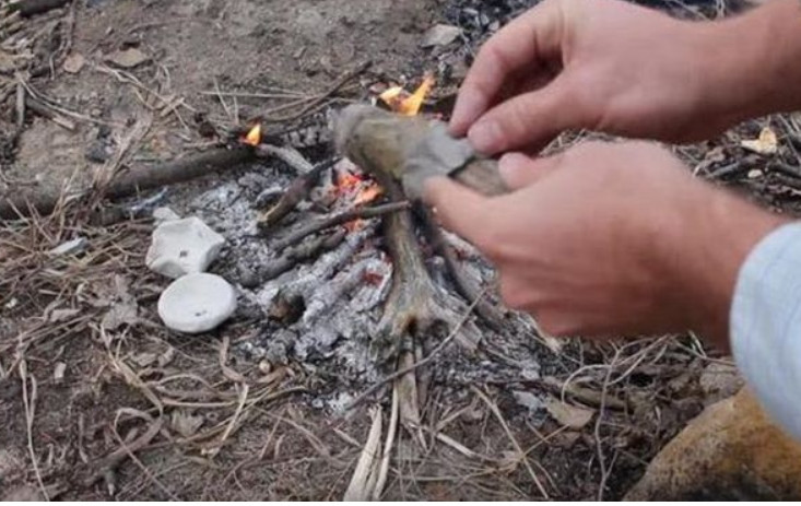 Sau khi tiễn khách, hai người trở về căn nhà mà cha mẹ Tôn Dương đã chuẩn bị cho họ từ trước. Lúc này, chỉ còn lại hai vợ chồng trong căn nhà mới. Sau khi bố mẹ chồng ra về, Chu Tinh Nguyệt khóa cửa lại. Tôn Dương tưởng rằng vợ đang mong chờ một đêm lãng mạn, nhưng niềm vui chưa kịp đến thì anh đã bị vợ chất vấn, cho rằng anh làm mất mặt cô trong đám cưới. Khi thấy chồng cãi lại, cơn giận của Chu Tinh Nguyệt bùng lên. Cô cầm lấy chiếc gạt tàn trên bàn và đập vào đầu Tôn Dương, khiến máu chảy ròng ròng.