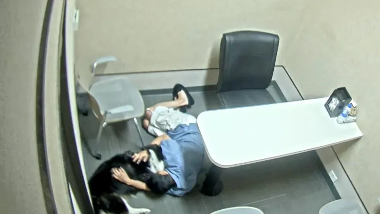 Tuy nhiên, cảnh sát Fontana không chịu dừng lại. Họ phát hiện một số vết máu tại nhà Perez và tiếp tục giữ anh lại, dù không có bất kỳ bằng chứng trực tiếp nào chứng minh anh giết người.