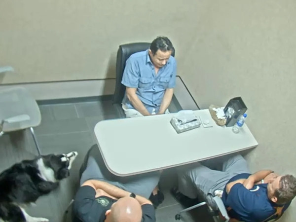 Cảnh sát đến nhà điều tra và phát hiện ngôi nhà có vẻ bừa bộn. Thomas Perez thừa nhận đã dọn dẹp phòng cha mình, lấy đi một số vật dụng và sử dụng chất tẩy rửa. Hành động này khiến cảnh sát nghi ngờ anh cố tình xóa dấu vết phạm tội. Họ ngay lập tức đưa anh về đồn để thẩm vấn.