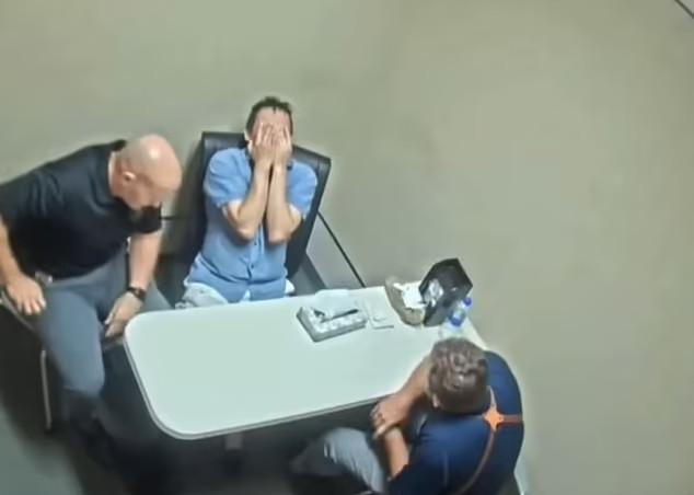 Một trong những câu nói gây sốc nhất của cảnh sát là: "Anh quên mình đã giết cha, nhưng chú chó thì không quên đâu". Họ thậm chí còn nói đã tìm thấy thi thể của cha anh.