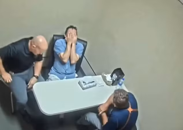 Một trong những câu nói gây sốc nhất của cảnh sát là: "Anh quên mình đã giết cha, nhưng chú chó thì không quên đâu". Họ thậm chí còn nói đã tìm thấy thi thể của cha anh.