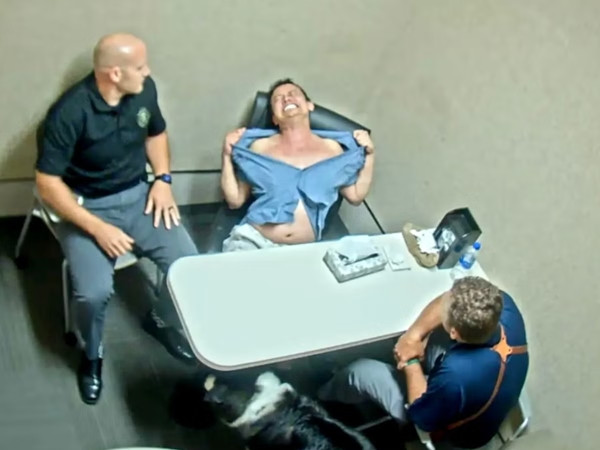  Báo án tìm cha, bị nghi ngờ giết người Ngày xảy ra sự việc, Thomas Perez lo lắng báo cảnh sát rằng cha mình, 71 tuổi, mất tích sau khi ra ngoài dắt chó đi dạo và không trở về suốt 17 giờ. Ông cụ không mang theo ví, điện thoại hay chìa khóa. Trong khi đó, con chó của ông đã quay về nhà một mình, khiến gia đình càng thêm lo lắng.