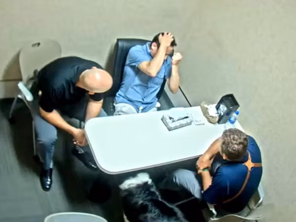  Ép cung kéo dài, nhận tội oan Suốt 17 giờ thẩm vấn liên tục, cảnh sát dùng mọi biện pháp để gây áp lực lên Thomas Perez, bao gồm cả những lời dụ dỗ, đe dọa và thuyết phục.