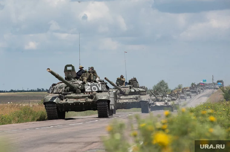 Để tiếp tục thực hiện kế hoạch này, Nga đang điều thêm lực lượng thuộc Sư đoàn Xe tăng số 90 tới khu vực này. Sư đoàn này bao gồm 3 trung đoàn xe tăng, 2 trung đoàn bộ binh cơ giới, 1 trung đoàn pháo tự hành, 1 lữ đoàn pháo phản lực, 1 trung đoàn phòng không, cùng nhiều đơn vị hậu cần và hỗ trợ cấp tiểu đoàn. Khi được trang bị đầy đủ, toàn sư đoàn có khoảng 10.000 binh sĩ và 300 xe tăng T-72. Ảnh: Ura.ru.