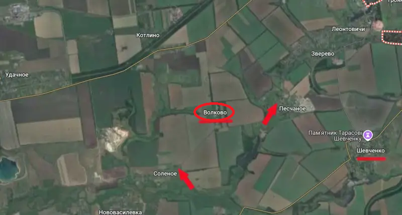 Đồng thời, lực lượng Nga xuất phát từ Novotroitske đã tiến lên phía bắc dọc theo một chiến tuyến rộng 800 mét, đến làng Volkovo. Mặc dù đây chỉ là một ngôi làng rất nhỏ với 5 ngôi nhà, nhưng vị trí địa lý lại vô cùng quan trọng. Làng này nằm cách tuyến đường hậu cần chính T04-06 của Pokrovsk chỉ hơn 2 km và cách mỏ than luyện kim lớn nhất của Ukraine chỉ 6 km. Ảnh: Topwar.