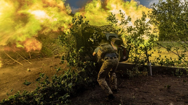 Tại khu vực Kurakhove, một lữ đoàn tinh nhuệ khác của Quân đội Ukraine, lữ đoàn tấn công đường không số 79, đã bị tiêu diệt. Trên trang web chính thức của lữ đoàn này, nhiều binh sĩ đã đăng bài chia buồn và chỉ trích các chỉ huy vì đã gây ra số lượng thương vong lớn. Chỉ riêng trong trận chiến ở làng Hannivka, nằm trong vòng vây phía nam Kurakhove, khoảng 400 người đã mất tích, nhưng chỉ có 200 người được ghi nhận. Ảnh: NBC News.