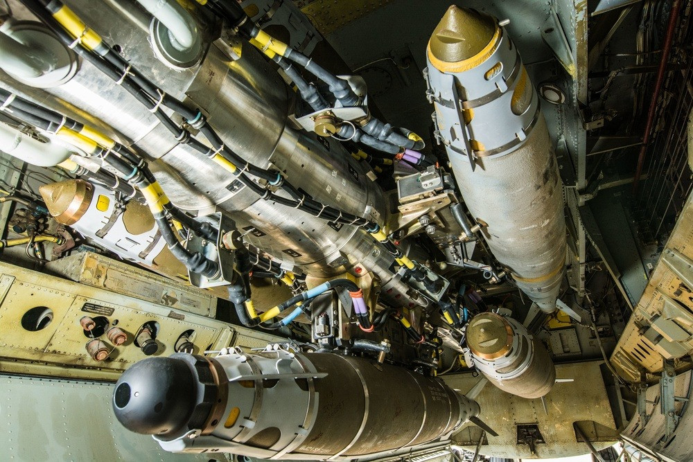 B-52H có khả năng mang theo nhiều loại vũ khí, khiến nó trở thành một nền tảng tấn công đa năng. Máy bay có thể triển khai các loại bom thông thường không điều khiển như MK-82, cũng như các loại đạn dược có điều khiển chính xác như JDAM.