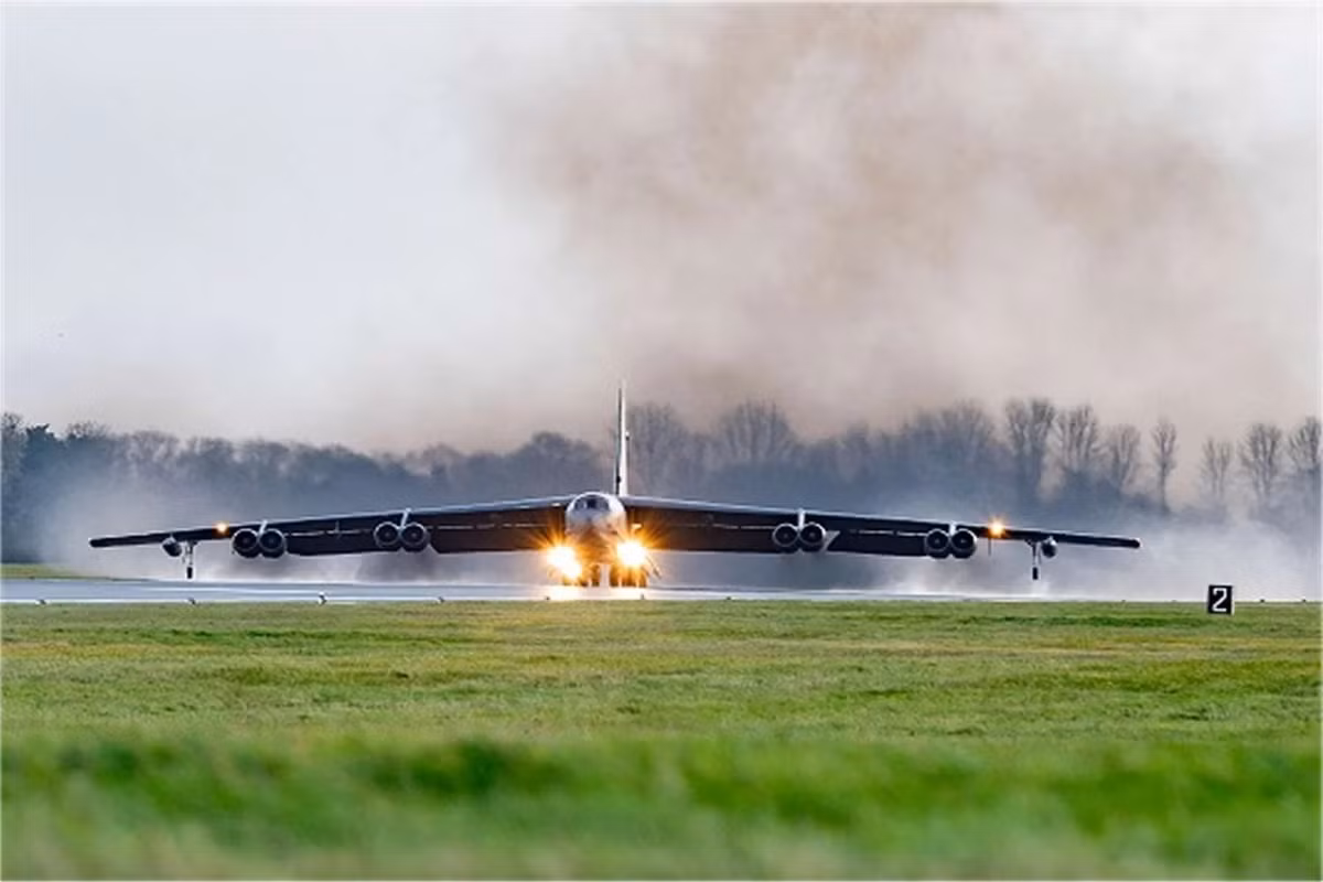 Vào ngày 25/11, hai máy bay ném bom B-52H Stratofortress của Không quân Mỹ đã thực hiện nhiệm vụ huấn luyện mô phỏng việc triển khai vũ khí chính xác tại Phần Lan. Hoạt động này đã nhấn mạnh việc tăng cường hợp tác quân sự giữa các đồng minh NATO và các đối tác trong khu vực. Ảnh: Army Recognition.