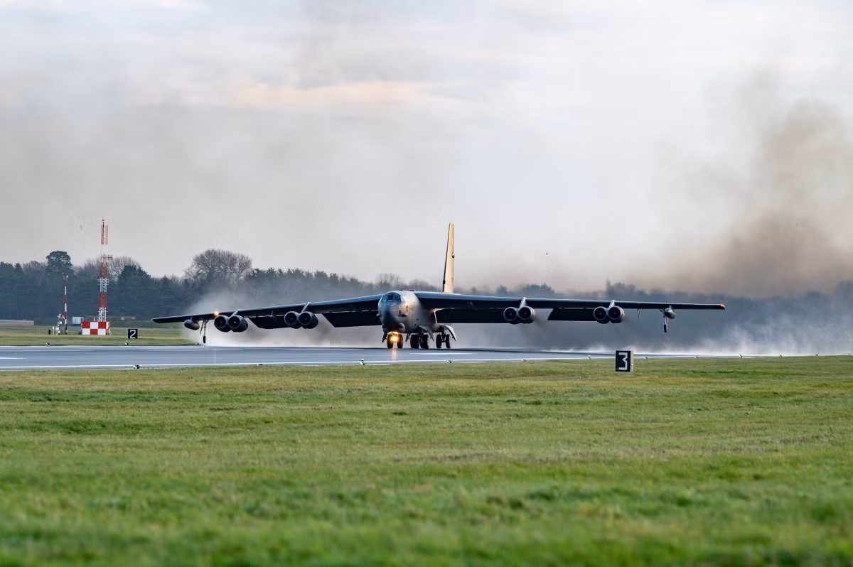 Việc triển khai máy bay ném bom B-52H đến Phần Lan để thả vũ khí mô phỏng cũng có thể được coi là một tín hiệu mạnh mẽ từ Mỹ, nhấn mạnh khả năng tấn công chiến lược của nước này, bao gồm cả răn đe hạt nhân. Các cuộc tập trận này diễn ra trong bối cảnh căng thẳng ngày càng leo thang với Nga. Ảnh: Newsweek.