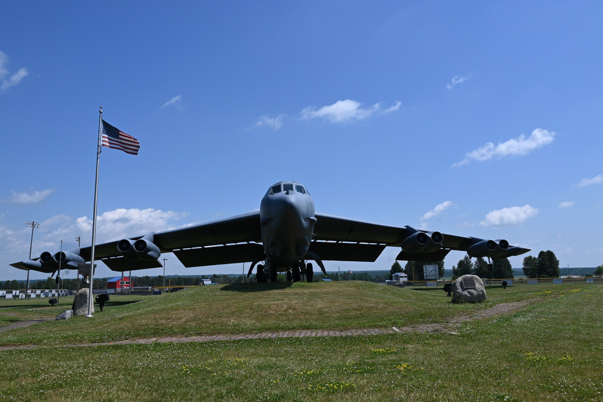 B-52H Stratofortress là loại máy bay ném bom hạng nặng tầm xa, là nền tảng của sức mạnh không quân chiến lược Mỹ. Được trang bị tám động cơ phản lực cánh quạt Pratt &amp; Whitney TF33-P-3/103, máy bay có phạm vi chiến đấu lên tới 14.000 km và có khả năng tiếp nhiên liệu trên không.