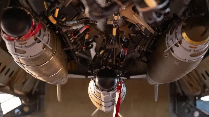 Về mặt hạt nhân, B-52 có thể mang các loại bom nhiệt hạch như B61 và B83. Ngoài ra, máy bay còn mang được các loại thủy lôi và đạn dược chuyên dụng cho nhiệm vụ chống tàu mặt nước hoặc chống hạm.