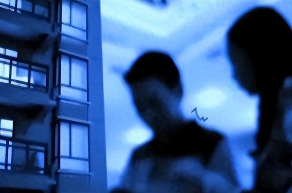 Để thực hiện kế hoạch, Lý Song thậm chí đã mua ma túy và dự định dùng nó khi gặp Trương Hiểu Hồng. Tuy nhiên, mọi chuyện không diễn ra theo kế hoạch của hắn. Khi Trương Hiểu Hồng đến căn hộ của Lý Song, thuốc mà hắn sử dụng không phát huy tác dụng ngay lập tức. Trong cơn hoảng loạn, Lý Song đã quyết định trực tiếp trói Trương Hiểu Hồng lại. Dưới sự đe dọa, cô đã buộc phải tiết lộ mật khẩu thẻ ngân hàng của mình cho hắn.