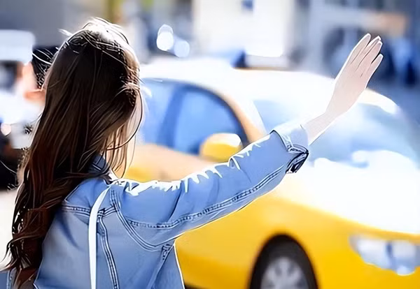 Để làm rõ sự việc, cảnh sát đã kiểm tra lịch sử cuộc gọi của Trương Hiểu Hồng và phát hiện ra cô thường xuyên gọi điện cho nhiều người đàn ông, chủ yếu vào lúc nửa đêm. Tuy nhiên, bước ngoặt lớn nhất của vụ án đến từ cuộc điều tra tài khoản ngân hàng của cô. Cảnh sát phát hiện trong tài khoản của Trương Hiểu Hồng chỉ còn chưa đầy 100 nhân dân tệ (khoảng 350.000 đồng). Điều đáng ngạc nhiên hơn là video giám sát ngân hàng đã ghi lại rõ ràng việc chồng cô, Trương Lập Tân, đã rút hơn mười vạn nhân dân tệ từ tài khoản của cô trong ba lần, ngay trước khi cô mất tích. Phát hiện này như một tia chớp rọi sáng mặt khác của vụ án.