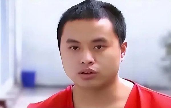 Cảnh sát sau đó chuyển hướng điều tra vào hành tung của Trương Hiểu Hồng vào ngày cô mất tích. Cuối cùng, qua nhiều bước điều tra và phân tích giám sát, cảnh sát đã xác định được kẻ thủ ác là Lý Song, một kẻ vô công rỗi nghề. Trong cuộc thẩm vấn kéo dài nhiều giờ, Lý Song đã khai nhận toàn bộ quá trình phạm tội. Trong ảnh là Lý Song.