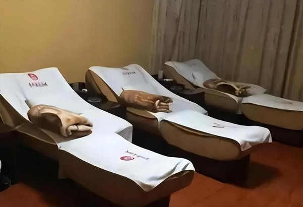 Tuy nhiên, khi cảnh sát hỏi về địa chỉ cụ thể của tiệm thẩm mỹ, thái độ của Trương Lập Tân bất ngờ thay đổi. Anh ta trở nên không tự nhiên, ánh mắt lảng tránh, nói ấp úng rằng anh ta cũng không rõ địa chỉ cụ thể, chỉ biết nó ở khu thương mại huyện lân cận. Biểu hiện kỳ lạ này ngay lập tức khiến cảnh sát cảnh giác.